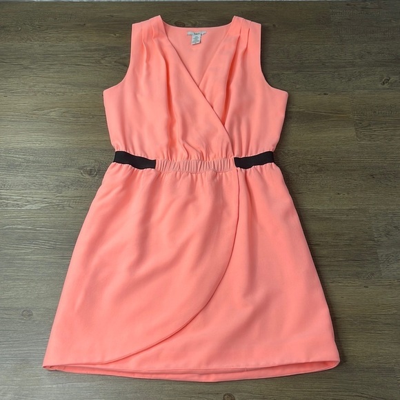 Bar III Women’s V Cut Peach Coral Mini Dress with Black Waist Accent, size Med - Picture 1 of 8